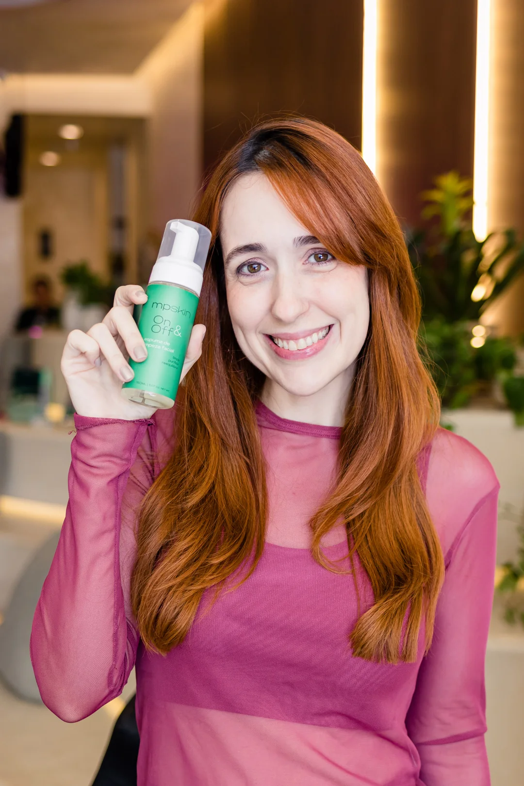 Modelo apresenta a Espuma On & Off mp skin no evento com a aera